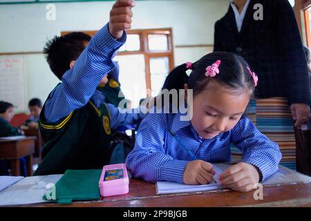 Schulzimmer, in tibetische Kinder Dorf in McLeod Ganj, Dharamsala Himachal Pradesh Zustand, Indien, Asien Stockfoto