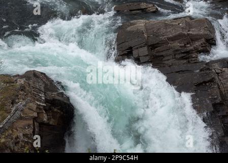 Bredeksfossen oder Stormselva Cascade in Stormdalen im Nationalpark Saltfjellet-Svartisen in der Provinz Nordland in Norwegen. Stockfoto