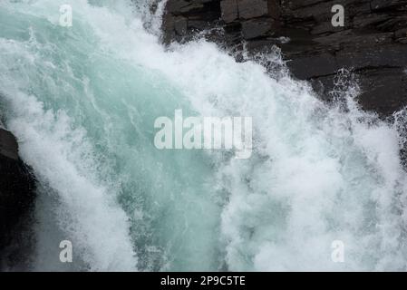 Bredeksfossen oder Stormselva Cascade in Stormdalen im Nationalpark Saltfjellet-Svartisen in der Provinz Nordland in Norwegen. Stockfoto