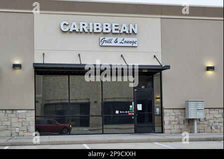 Humble, Texas, USA 02-26-2023: Traks Caribbean Grill and Lounge Business Exterieur in Humble, TX. Lokale Loungebar und jamaikanisches Restaurant, Vorderblick. Stockfoto