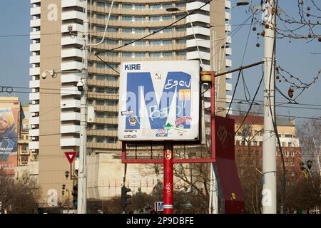 Bukarest, Rumänien - 14. Februar 2023: Ausfahrt von der Universitätspassage, im Zentrum von Bukarest. Stockfoto