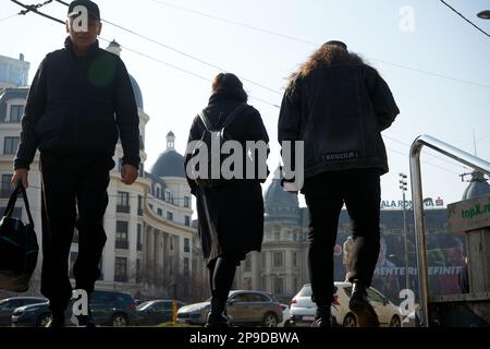 Bukarest, Rumänien - 14. Februar 2023: Menschen verlassen die Universitätspassage in Richtung Universität Bukarest, im Zentrum von Bukarest. Stockfoto