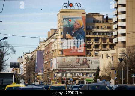 Bukarest, Rumänien - 21. Februar 2023: Schöner Blick über das Zentrum von Bukarest am Nicolae Balcescu Boulevard und Ecke Batistei Street. Stockfoto