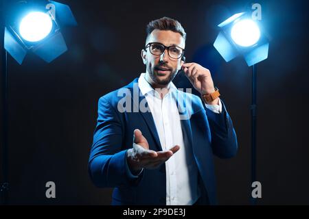 Motivationslautsprecher mit Headset, das auf der Bühne läuft Stockfoto
