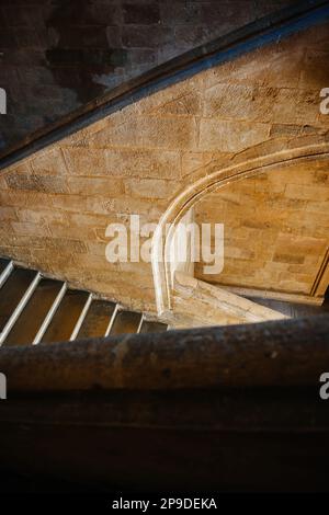 Erhöhte Aussicht auf die geheimnisvolle Treppe mit Steinwand - Labyrinth-Details Stockfoto