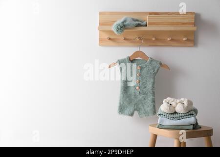 Süße Kinderkleidung und Schuhe im Zimmer. Platz für Text Stockfoto