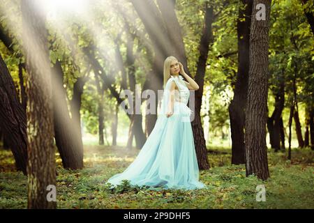 Hübsches Mädchen in Feenkleid im Herbstwald Stockfoto