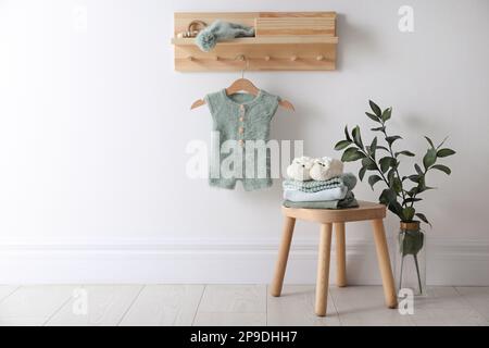 Süße Kinderkleidung und Schuhe im Zimmer. Platz für Text Stockfoto