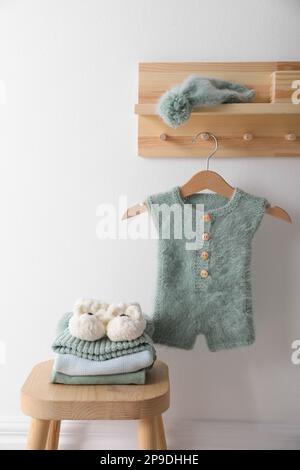 Süße Kinderkleidung und Schuhe im Zimmer Stockfoto