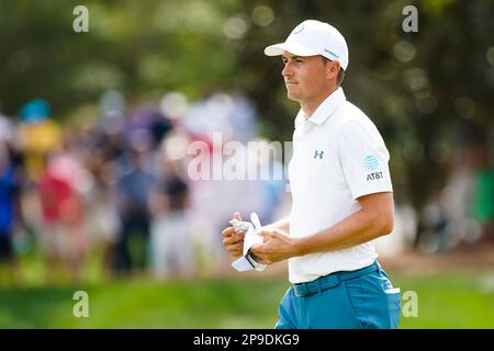 Ponte Vedra Beach, Florida, USA. 10. März 2023. Jordan Spieth verlässt das 9. Green, nachdem er während der zweiten Runde der PLAYERS Championship 2023 bei TPC Sawgrass einen Vogel gemacht hat. (Kreditbild: © Debby Wong/ZUMA Press Wire) NUR REDAKTIONELLE VERWENDUNG! Nicht für den kommerziellen GEBRAUCH! Kredit: ZUMA Press, Inc./Alamy Live News Stockfoto