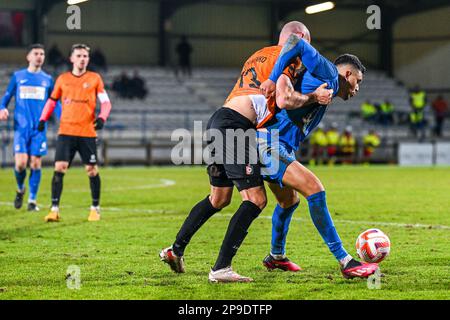 Denis Prychynenko (13) von KMSK Deinze und Zakaria Atteriv (17) von Dender während eines Fußballspiels zwischen dem FC Dender und KMSK Deinze während des 3. Spieltags in den Challenger Pro League Relegation Play-offs für die Saison 2022-2023 am Freitag, den 10. März 2023 in Denderleeuw, Belgien. FOTO SPORTPIX | Stijn Audooren Kredit: Sportpix/Alamy Live News Stockfoto