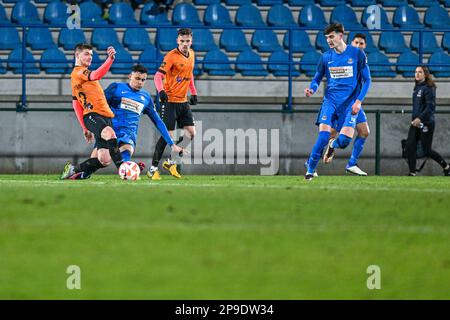 Jur Schryvers (52) von KMSK Deinze, Zakaria Atteriv (17) von Dender, dargestellt während eines Fußballspiels zwischen FC Dender und KMSK Deinze während des 3. Spieltags im Challenger Pro League Relegation Play-offs für die Saison 2022-2023 am Freitag, den 10. März 2023 in Denderleeuw , Belgien . FOTO SPORTPIX | Stijn Audooren Kredit: Sportpix/Alamy Live News Stockfoto