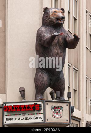 Anchorage, Alaska, USA - 23. Juli 2011: Braune aggressive Grizzlybärstatue als Maskottchen über dem Eingang zum Souvenirladen an der Ecke West 4. Avenue und E Str Stockfoto