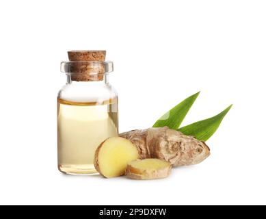 Glasflasche mit ätherischem Öl und Ingwerwurzel auf weißem Hintergrund Stockfoto