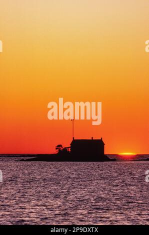 Blick auf Thimble Island in Stony Creek CT mit Windmühle bei Sonnenuntergang Stockfoto