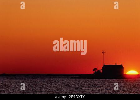 Blick auf Thimble Island in Stony Creek CT mit Windmühle bei Sonnenuntergang Stockfoto