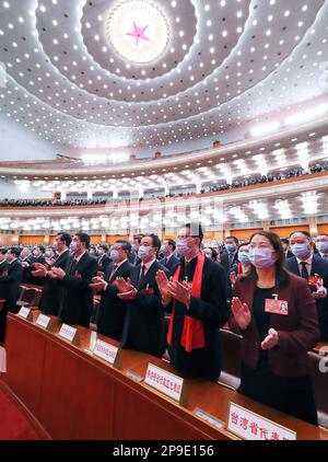 Peking, China. 11. März 2023. Die vierte Plenarsitzung der ersten Sitzung des 14. Nationalen Volkskongresses (NPC) findet am 11. März 2023 in der Großen Volkshalle in Peking, Hauptstadt Chinas, statt. Kredit: Ding Lin/Xinhua/Alamy Live News Stockfoto