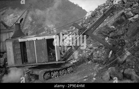 Digger arbeiten im Gesicht der Cobden Steinbruch, Greymouth, Westland, Neuseeland, vermutlich 1930er Jahre Stockfoto