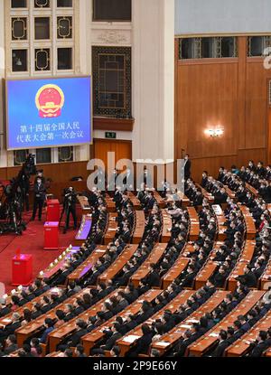 Peking, China. 11. März 2023. Die vierte Plenarsitzung der ersten Sitzung des 14. Nationalen Volkskongresses (NPC) findet am 11. März 2023 in der Großen Volkshalle in Peking, Hauptstadt Chinas, statt. Kredit: Jin Haoyuan/Xinhua/Alamy Live News Stockfoto