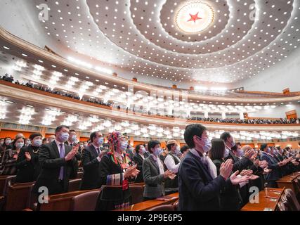 Peking, China. 11. März 2023. Die vierte Plenarsitzung der ersten Sitzung des 14. Nationalen Volkskongresses (NPC) findet am 11. März 2023 in der Großen Volkshalle in Peking, Hauptstadt Chinas, statt. Kredit: Wang Yuguo/Xinhua/Alamy Live News Stockfoto