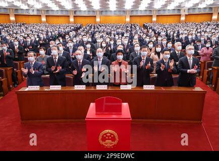Peking, China. 11. März 2023. Die vierte Plenarsitzung der ersten Sitzung des 14. Nationalen Volkskongresses (NPC) findet am 11. März 2023 in der Großen Volkshalle in Peking, Hauptstadt Chinas, statt. Kredit: Pang Xinglei/Xinhua/Alamy Live News Stockfoto