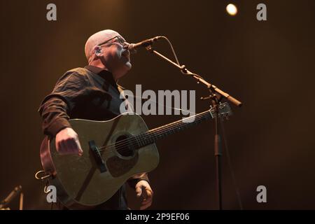 Madrid, Spanien. 10. März 2023. Black Francis von Gruppe Pixies tritt im Wizink Center in Madrid auf. Die alternative Rockband, die 1986 in Boston gegründet wurde, tritt heute Abend auf einer ausverkauften Show in Madrid auf, während sie ihr neuestes Album „Doggerel“ präsentieren. Kredit: SOPA Images Limited/Alamy Live News Stockfoto