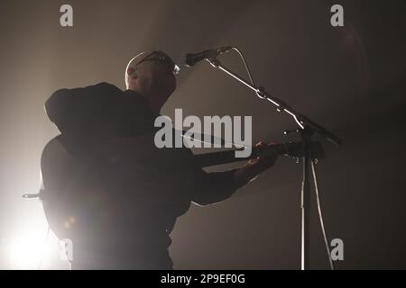 Madrid, Spanien. 10. März 2023. Black Francis von Gruppe Pixies tritt im Wizink Center in Madrid auf. Die alternative Rockband, die 1986 in Boston gegründet wurde, tritt heute Abend auf einer ausverkauften Show in Madrid auf, während sie ihr neuestes Album „Doggerel“ präsentieren. Kredit: SOPA Images Limited/Alamy Live News Stockfoto