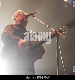 Madrid, Spanien. 10. März 2023. Black Francis von Gruppe Pixies tritt im Wizink Center in Madrid auf. Die alternative Rockband, die 1986 in Boston gegründet wurde, tritt heute Abend auf einer ausverkauften Show in Madrid auf, während sie ihr neuestes Album „Doggerel“ präsentieren. Kredit: SOPA Images Limited/Alamy Live News Stockfoto