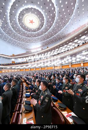 Peking, China. 11. März 2023. Die vierte Plenarsitzung der ersten Sitzung des 14. Nationalen Volkskongresses (NPC) findet am 11. März 2023 in der Großen Volkshalle in Peking, Hauptstadt Chinas, statt. Kredit: Rao Aimin/Xinhua/Alamy Live News Stockfoto