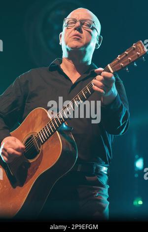 Madrid, Spanien. 10. März 2023. Black Francis von Gruppe Pixies tritt im Wizink Center in Madrid auf. Die alternative Rockband, die 1986 in Boston gegründet wurde, tritt heute Abend auf einer ausverkauften Show in Madrid auf, während sie ihr neuestes Album „Doggerel“ präsentieren. Kredit: SOPA Images Limited/Alamy Live News Stockfoto