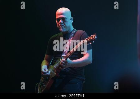 Madrid, Spanien. 10. März 2023. Joey Santiago von der Gruppe Pixies tritt im Wizink Center in Madrid auf. Die alternative Rockband, die 1986 in Boston gegründet wurde, tritt heute Abend auf einer ausverkauften Show in Madrid auf, während sie ihr neuestes Album „Doggerel“ präsentieren. Kredit: SOPA Images Limited/Alamy Live News Stockfoto