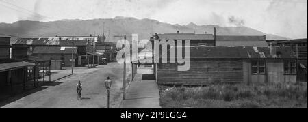 Mann reiten Fahrrad in Westport, Westland, Neuseeland, ca. 1926. Stockfoto