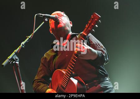 Madrid, Spanien. 10. März 2023. Black Francis von Gruppe Pixies tritt im Wizink Center in Madrid auf. Die alternative Rockband, die 1986 in Boston gegründet wurde, tritt heute Abend auf einer ausverkauften Show in Madrid auf, während sie ihr neuestes Album „Doggerel“ präsentieren. (Foto: Atilano Garcia/SOPA Images/Sipa USA) Guthaben: SIPA USA/Alamy Live News Stockfoto