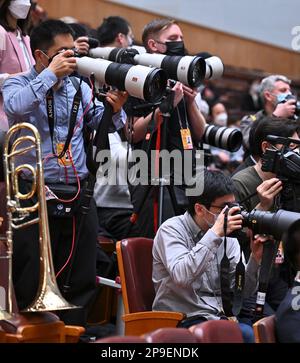 Peking, China. 11. März 2023. Journalisten arbeiten während der vierten Plenarsitzung der ersten Sitzung des 14. Nationalen Volkskongresses (NPC) in der Großen Halle des Volkes in Peking, Hauptstadt von China, am 11. März 2023. Kredit: Li Xin/Xinhua/Alamy Live News Stockfoto