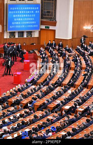 Peking, China. 11. März 2023. Die vierte Plenarsitzung der ersten Sitzung des 14. Nationalen Volkskongresses (NPC) findet am 11. März 2023 in der Großen Volkshalle in Peking, Hauptstadt Chinas, statt. Kredit: Gao Jie/Xinhua/Alamy Live News Stockfoto