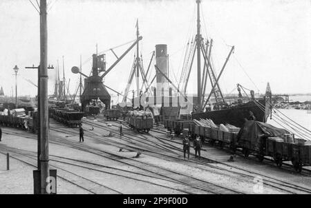 Laden von Kohle in Greymouth Port, Westland, Neuseeland, vermutlich in den 1930er Jahren. Stockfoto