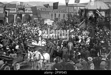 Eine riesige Menge versammelt sich zu einer Feier in Greymouth, Westland, Neuseeland, möglicherweise zum Waffenstillstandstag 1918 Stockfoto