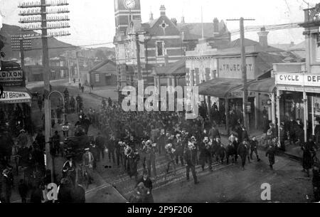 Truppen des zweiten Westland-Kontingents, die zum Großen Krieg aufbrechen, Greymouth, Westland, Neuseeland, Dienstag, 18.8.1914 Stockfoto