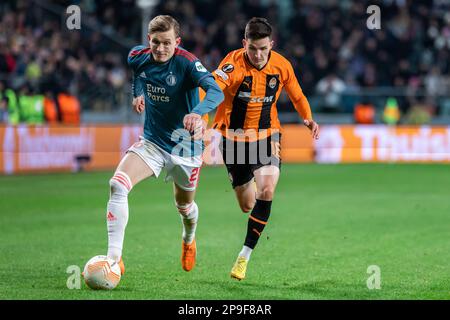 Warschau, Polen. 09. März 2023. Marcus Holmgren Pedersen (L) von Feyenoord und Dmytro Kryskiv (R) von Shakhtar in Aktion während der UEFA Europa League 2022/23 1. Teilrunde von 16 zwischen Shakhtar Donetsk und Feyenoord Rotterdam im Marschall Jozef Pilsudski Municipal Stadium von Legia Warschau. Endstand: Shakhtar Donetsk 1:1 Feyenoord Rotterdam. Kredit: SOPA Images Limited/Alamy Live News Stockfoto