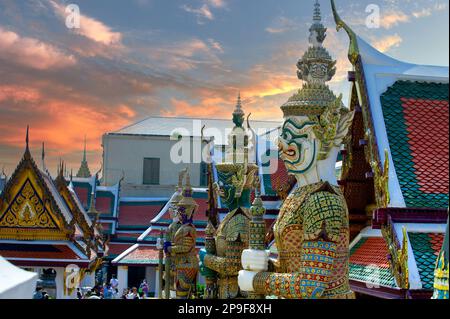 Wat Phra Kaew in Bangkok die Dämonenwächter. Die Riesen sind Charaktere, die sich durch ihre Hautfarbe und Krone auszeichnen. Jeder Riese ist etwa 5 Meter groß Stockfoto