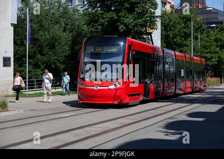 Bratislava, Slowakei - Juni 18 2018: Rote Straßenbahn, die am Finanzministerium vorbeifährt. Stockfoto