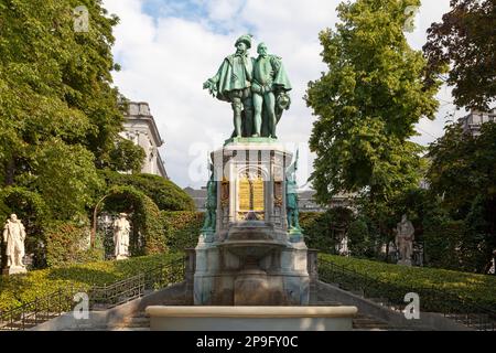 Brüssel, Belgien - Juli 02 2019: Brunnen der Grafschaften Edgmont und Horne auf dem Platz Petit Sablon. Es wurde 1864 von Charles-Auguste Fraikin geschaffen. Stockfoto