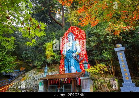 Fukuoka, Japan - Nov. 21 2022: Fudou Myouou ist eine wilde buddhistische Gottheit, die Gläubige vor Katastrophen oder Schäden im Nanzoin-Tempel schützen soll Stockfoto