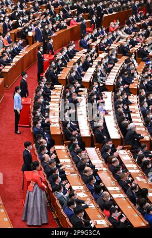 Peking, China. 11. März 2023. Die vierte Plenarsitzung der ersten Sitzung des 14. Nationalen Volkskongresses (NPC) findet am 11. März 2023 in der Großen Volkshalle in Peking, Hauptstadt Chinas, statt. Kredit: Yue Yuewei/Xinhua/Alamy Live News Stockfoto