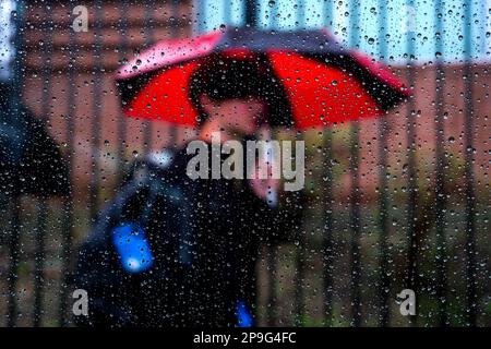 Los Angeles, Usa. 10. März 2023. Ein Schüler mit Schirm verlässt die Temple City High School im Regen. Kredit: SOPA Images Limited/Alamy Live News Stockfoto