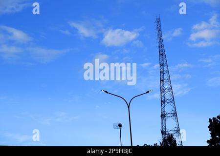 Silhouette eines Telekommunikationsturms mit blauem Himmelshintergrund Stockfoto