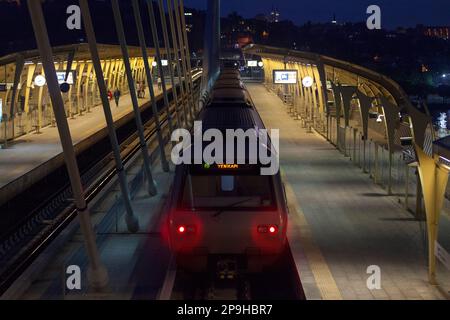 Istanbul, Türkei - Mai 10 2019: Zug an der Station Halic der Linie m2 der Istanbul Metro. Die Station befindet sich an der Golden Horn Metro Bridge, A Stockfoto