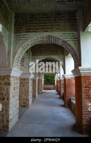 MANDALAY, MYANMAR - 19. DEZEMBER 2016: Gedächtniskorridor mit buddhistischen Texten in der Ngon-Minn-Pagode Stockfoto