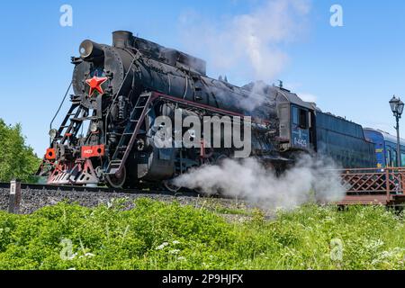 SORTAVALA, RUSSLAND - 11. JUNI 2022: Sowjetische Hauptlinie Güterdampflokomotive L-4429 (Lebedyanka) mit Retro-Zug „Ruskeala Express“ auf der Sortavala-C Stockfoto