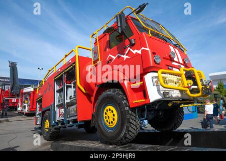 MOSKAU REGION, RUSSLAND - 19. AUGUST 2022: Feuerwehrauto AC-3,0-50/4 basierend auf Kamaz-43502 Nahaufnahme. Ausstellung des internationalen militärisch-technischen Forums Stockfoto